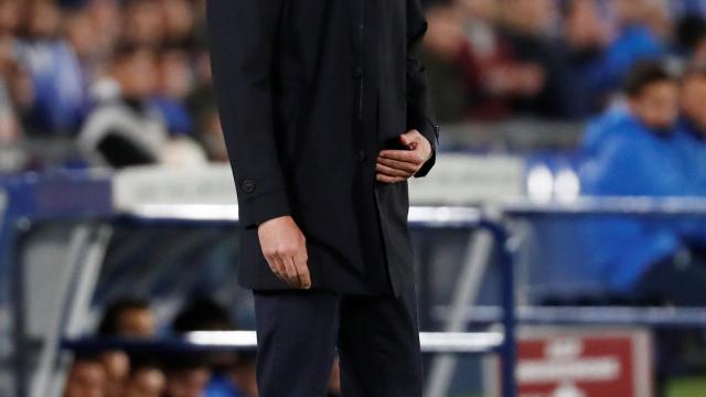 Zidane da órdenes a sus jugadores desde la banda