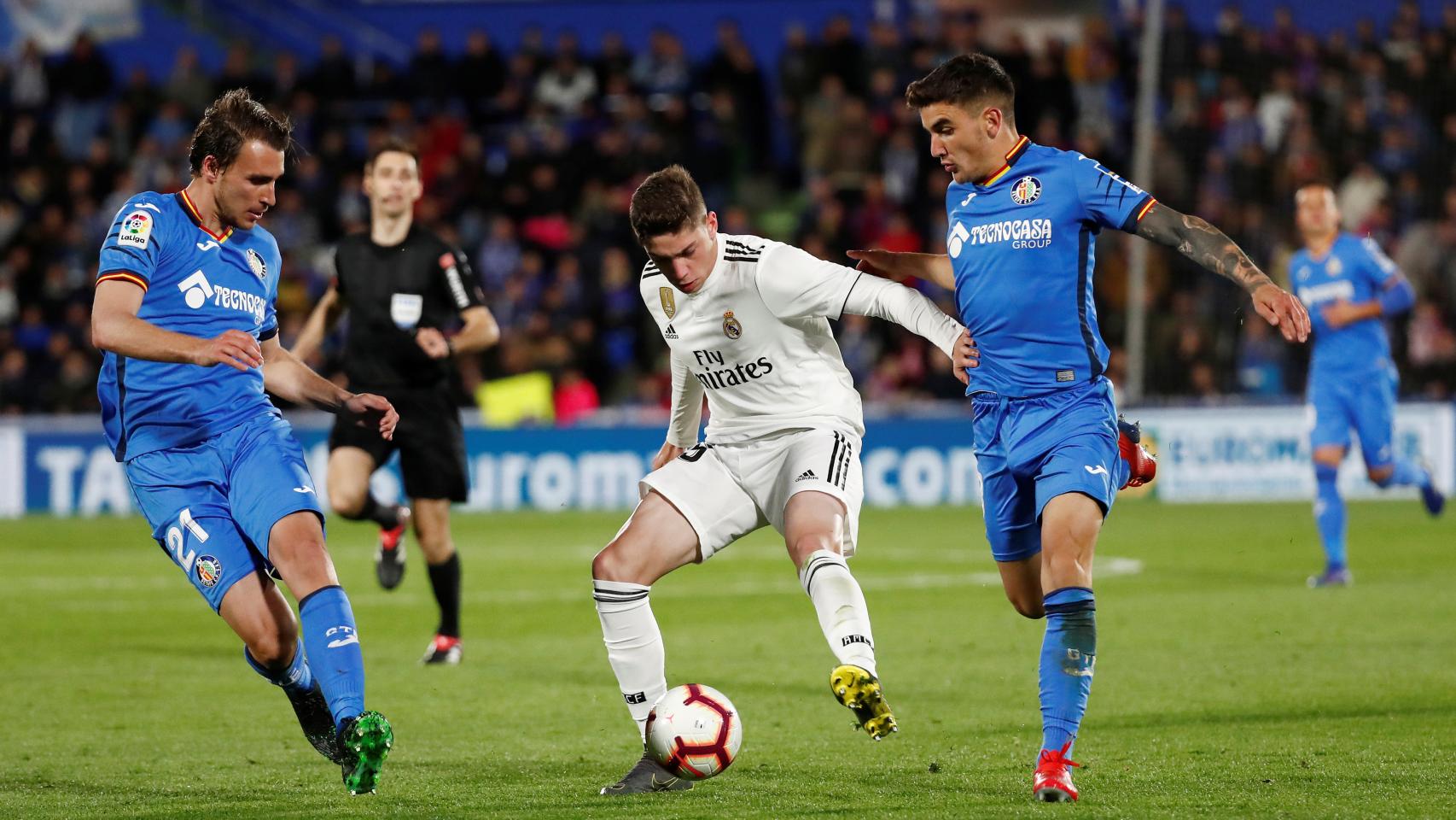 Fede Valverde defiende el balón frente a dos rivales