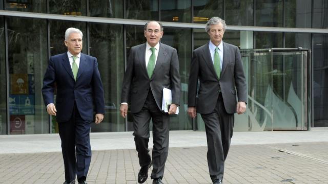De izquierda a derecha, Francisco Martínez Córcoles, director general de los Negocios del Grupo; Ignacio Galán, presidente de Iberdrola, y José Sainz Armada, director general de Finanzas y Recursos, tras la presentación de los resultados trimestrales.