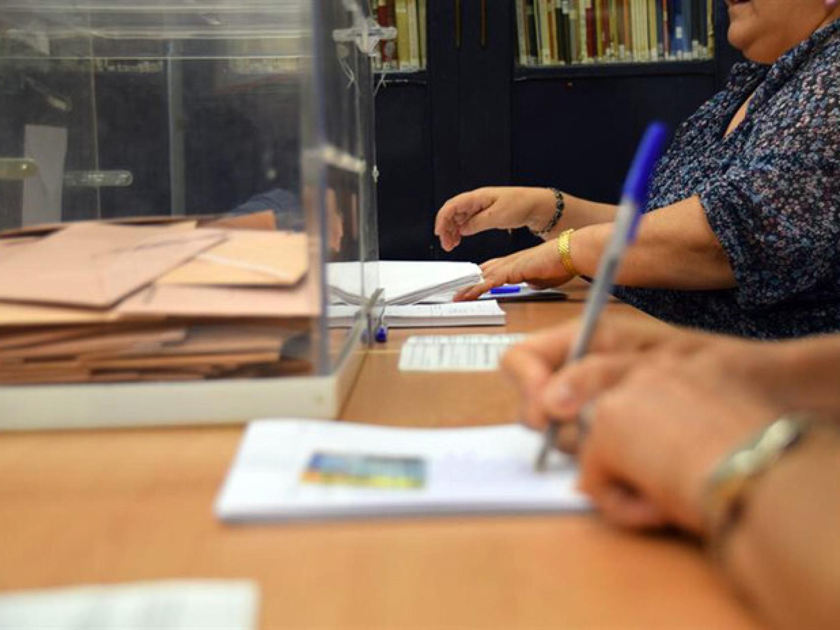 Imagen de archivo de dos miembros de una mesa electoral