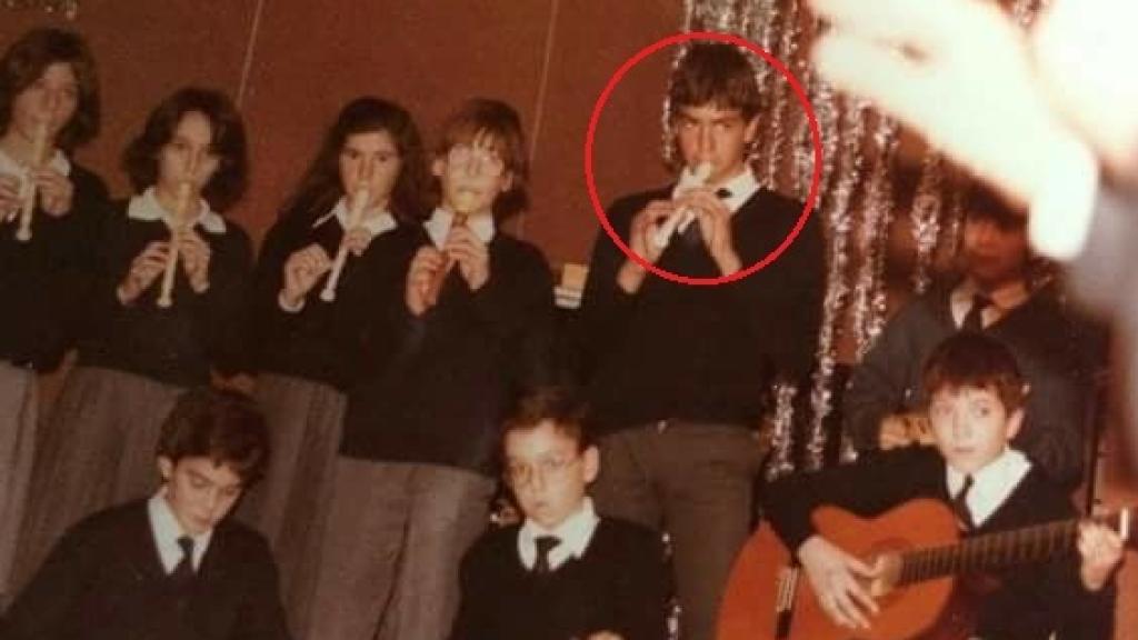Pedro Sánchez (rodeado por un círculo rojo) tocando la flauta durante su etapa como alumno del colegio privado Santa Cristina de Chamartín.