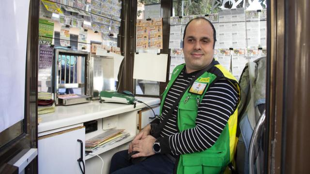 Iván, vendedor de la ONCE, en su puesto del barrio La Latina en Madrid.