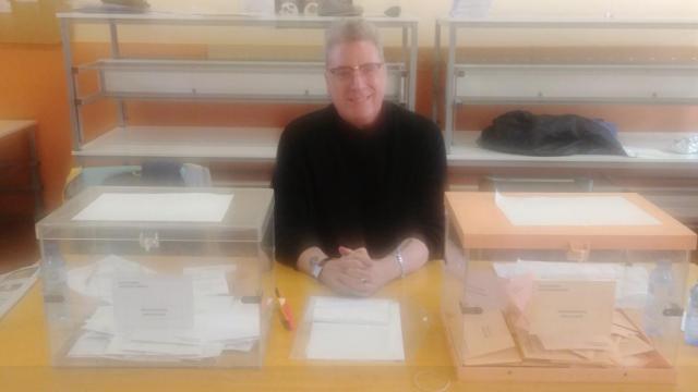 El rockero Loquillo presidiendo una mesa electoral este domingo.