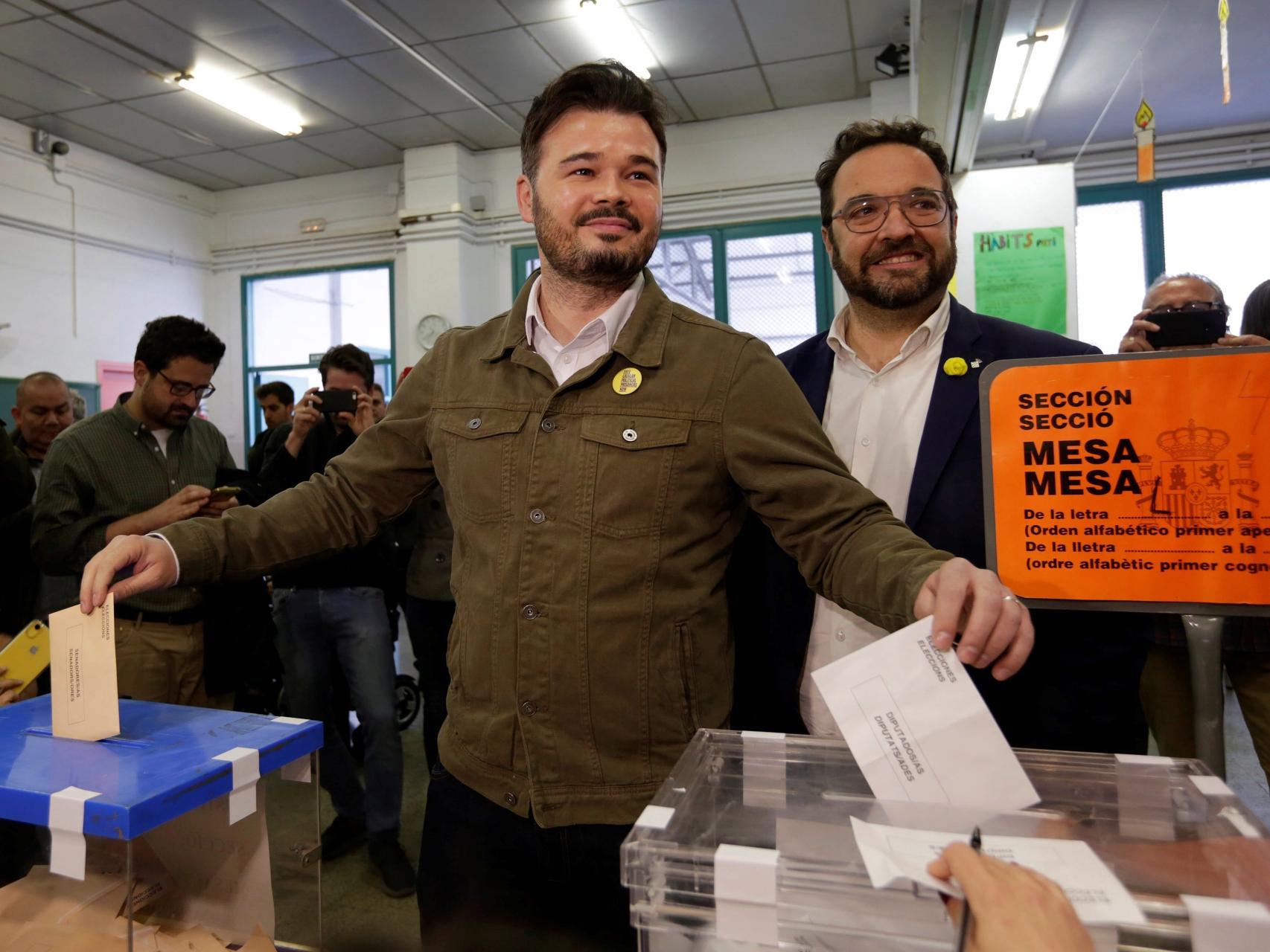 Gabriel Rufián vota en un colegio electoral de Sabadell.