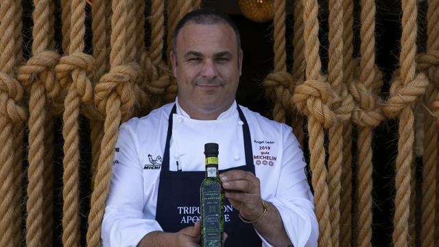 El chef Ángel León, con el aceite de oliva virgen extra que incorpora fitoplancton.