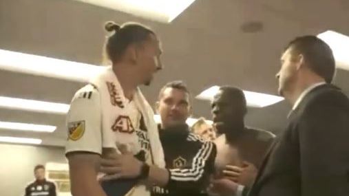 Ibrahimovic encarándose en el banquillo rival