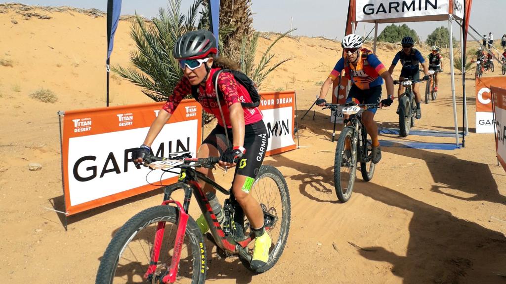 Varios competidores en la Titan Desert 2019