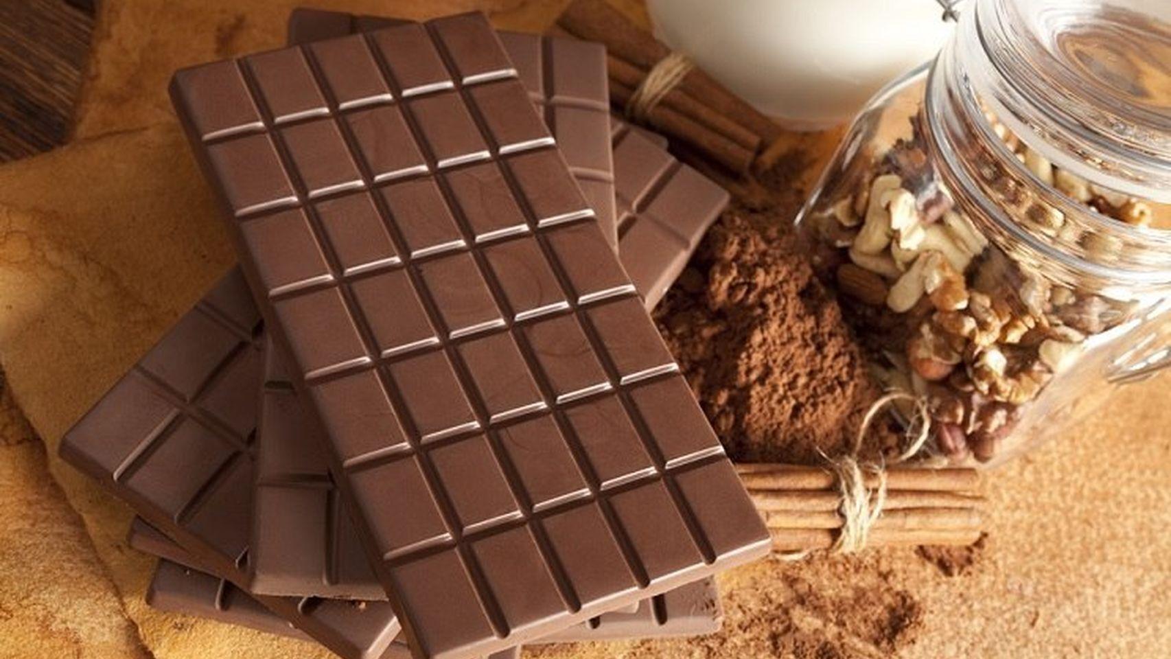 Una tableta de chocolate negro con un 85% de cacao.