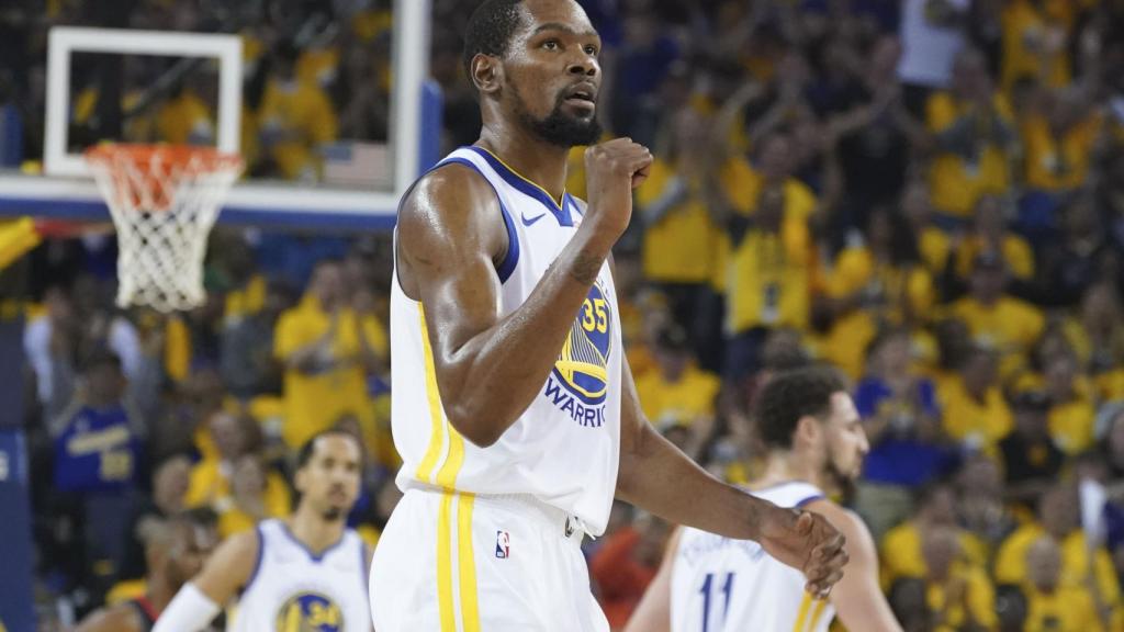 Durant celebra durante el partido contra los Rockets
