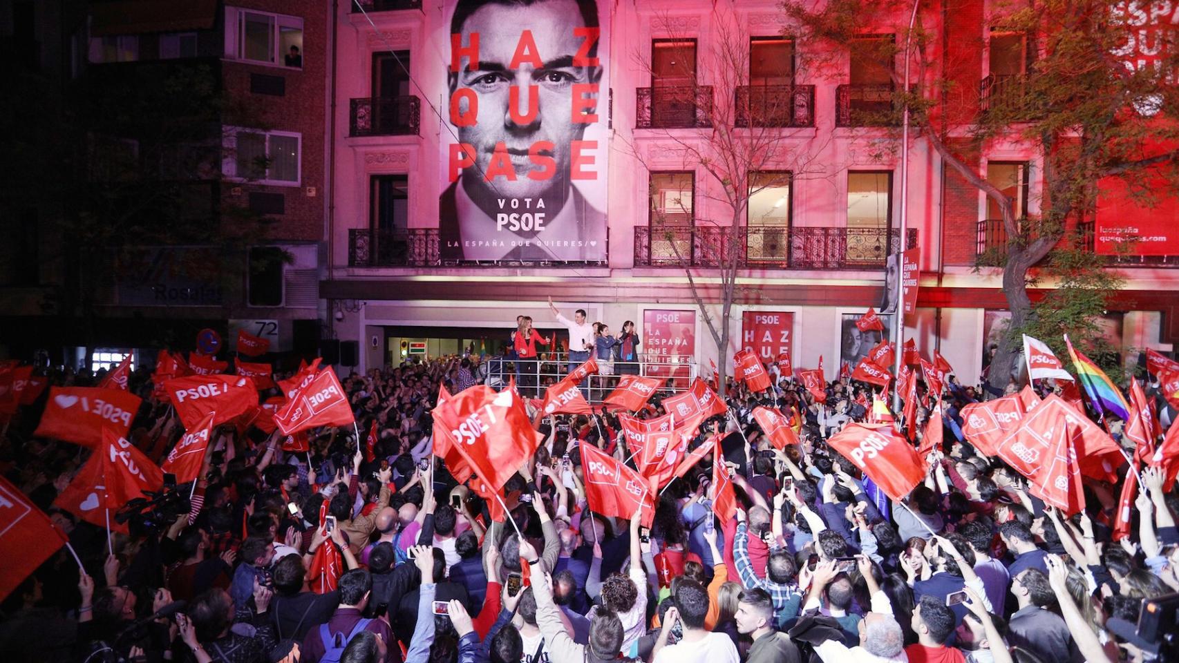 La multitud de Ferraz, celebrando la victoria con Sánchez y su equipo más próximo.