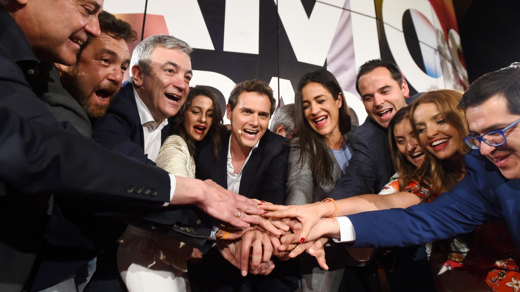Rivera celebra el resultado del 28-A con su equipo. Garicano, tercero por la izquierda, es el cabeza  de lista a las europeas.