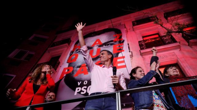 Pedro Sánchez saluda a sus simpatizantes concentrados frente a la sede de Ferraz.