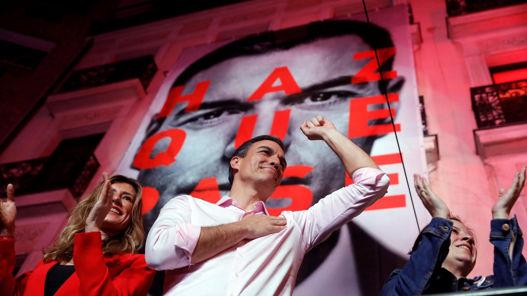 Pedro Sánchez celebra los resultados electorales en la sede socialista en la calle Ferraz, en Madrid.