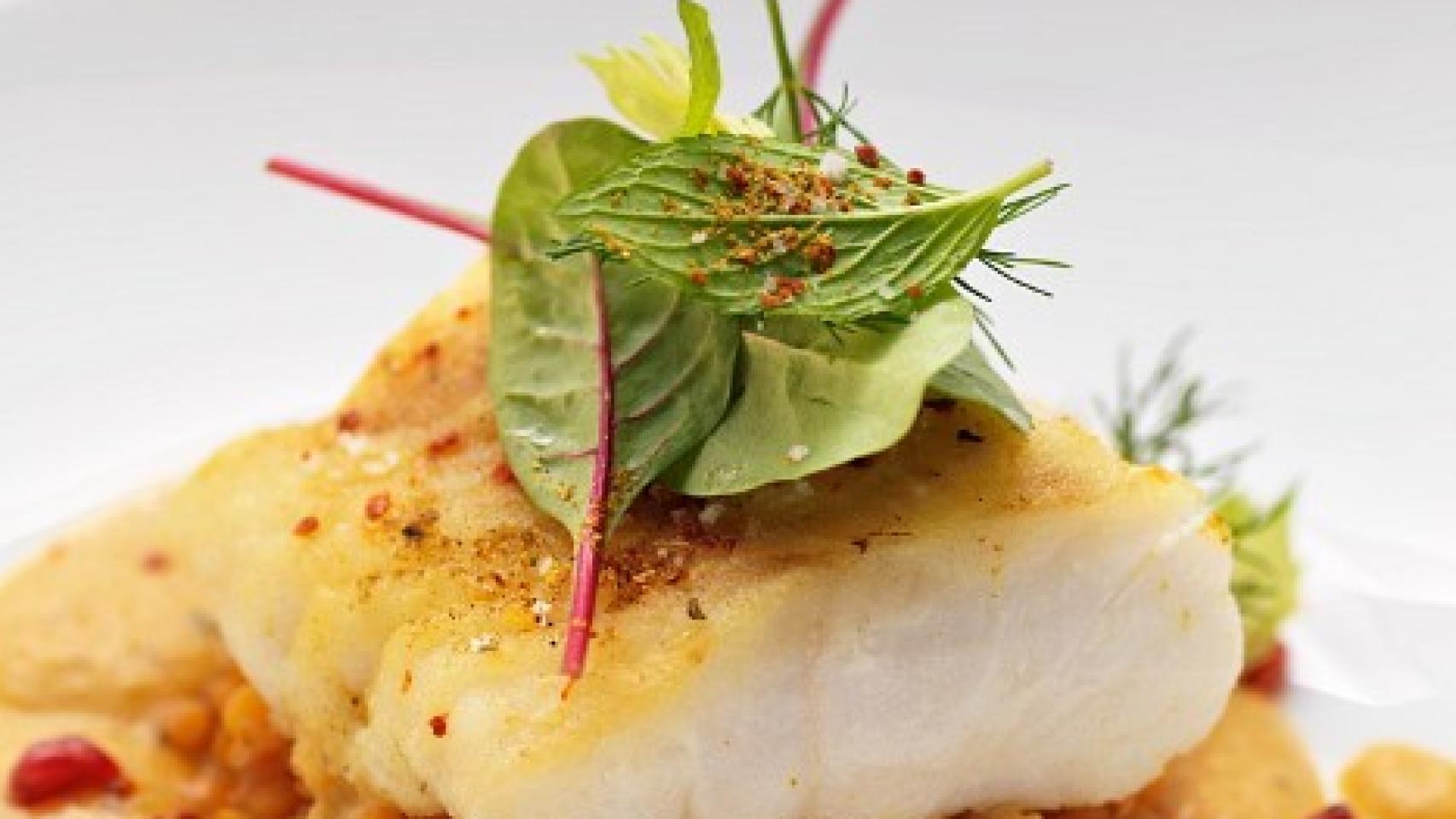 Un plato cocinado con merluza.