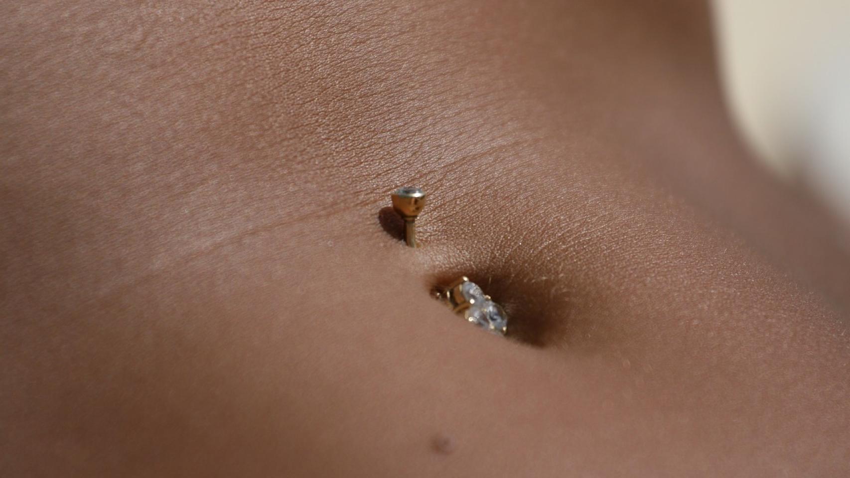 Los pasos a seguir para el cuidado de un piercing infectado en el ombligo.
