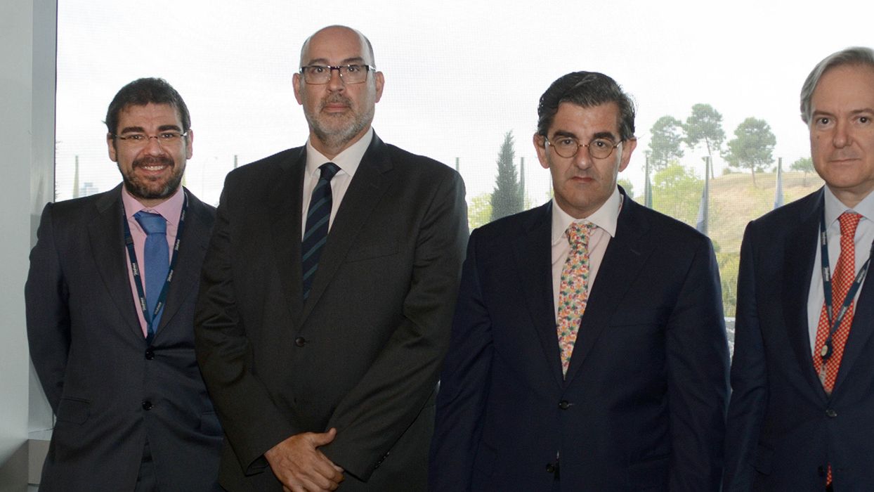 Los responsables de HM Hospitales y Telefónica tras la firma del acuerdo.