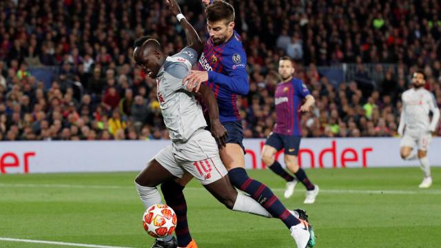 Posible penalti de Piqué sobre Mané con empate en el marcador