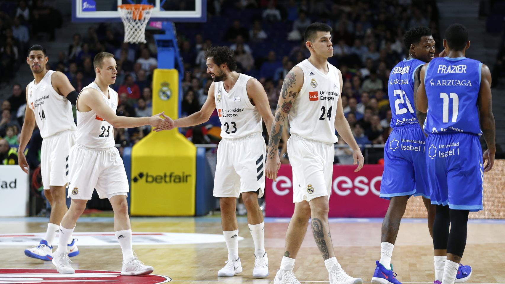 Los jugadores del Real Madrid celebran una canasta ante San Pablo Burgos