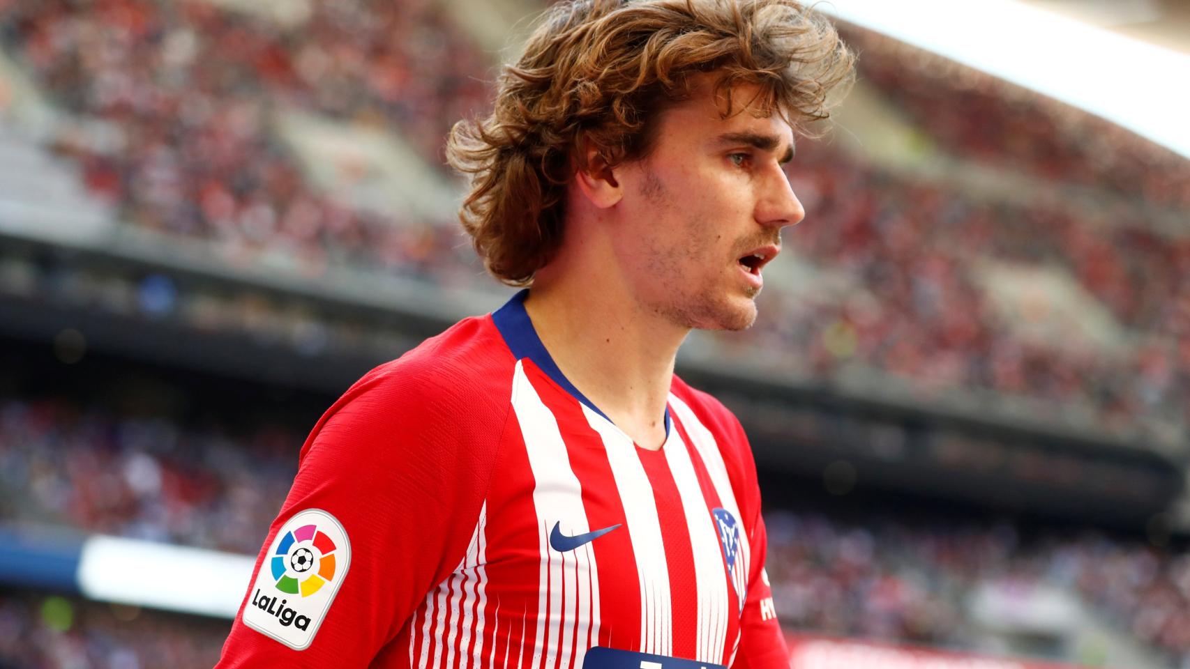 Griezmann en un duelo con el Atlético de Madrid