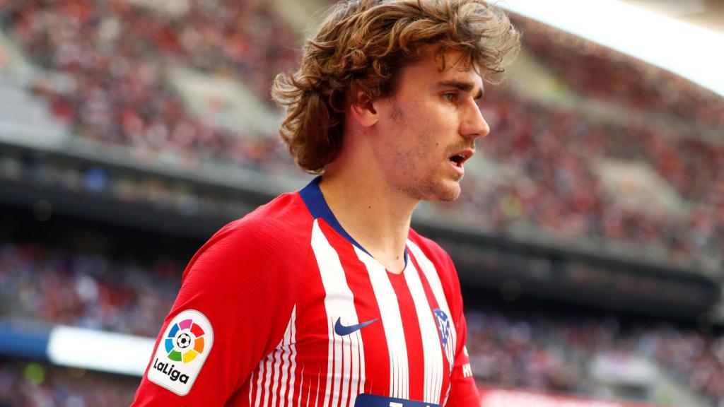 Griezmann en un duelo con el Atlético de Madrid