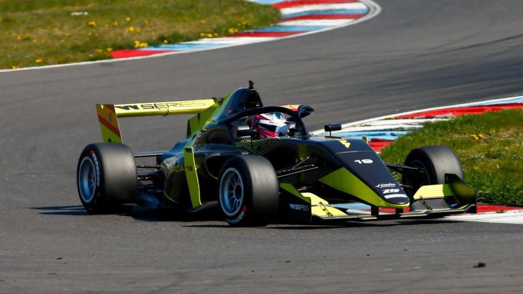 Marta García pilotando uno de los coches de las W Series