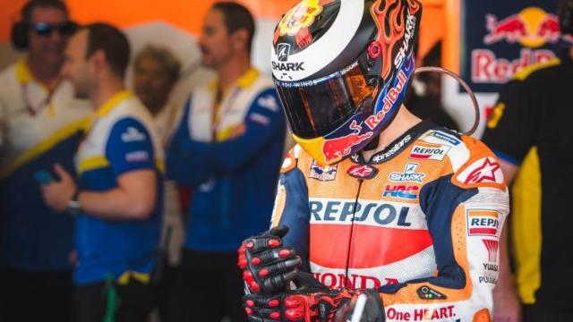 Jorge Lorenzo sale del box del equipo Repsol Honda, en el circuito de Jerez-Ángel Nieto.