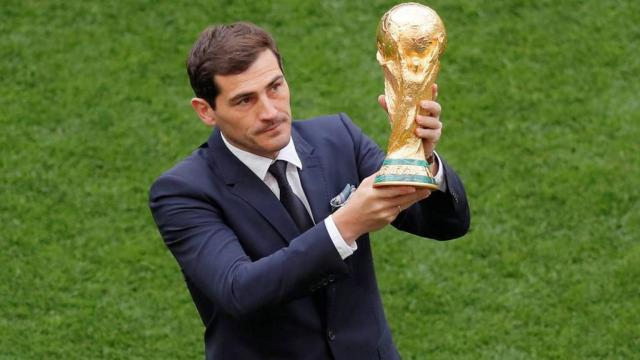Iker Casillas presenta el trofeo de la copa del mundo en la ceremonia inaugural del Mundial de Rusia