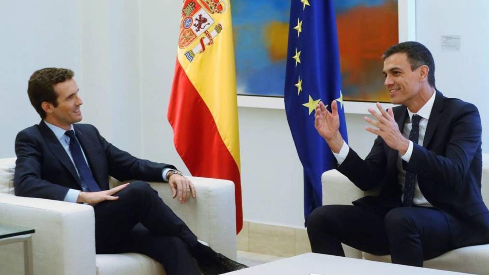 Pablo Casado y Pedro Sánchez en un encuentro en Moncloa.