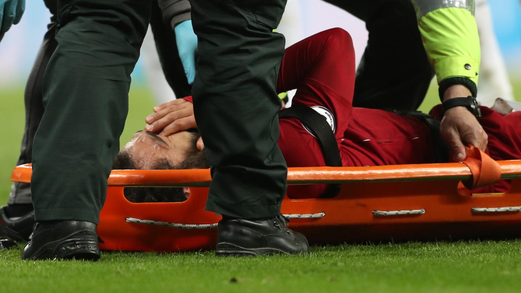 Mohamed Salah, retirado en camilla en el Newcastle - Liverpool de la Premier League