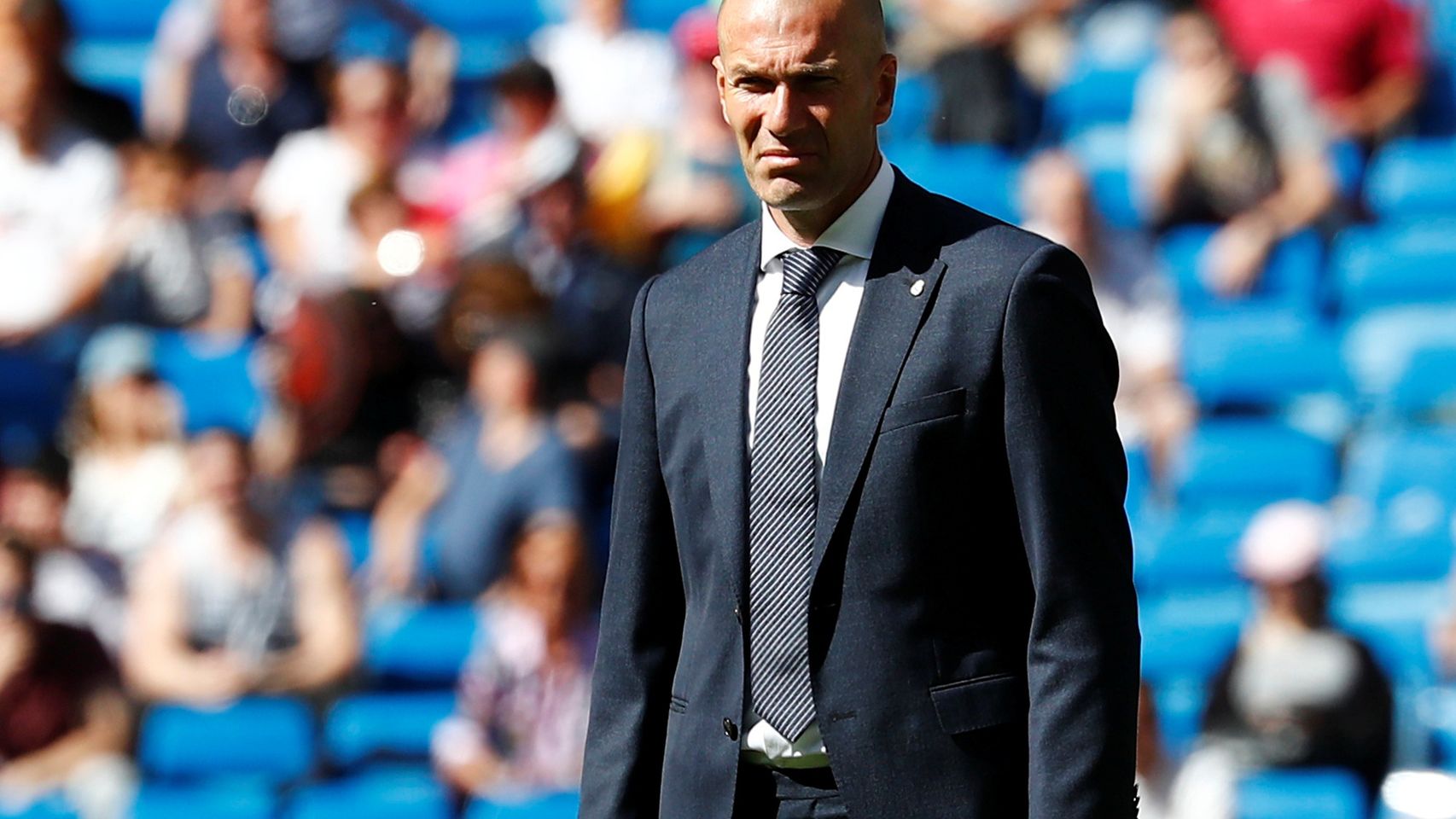 Zidane sigue el encuentro frente al Villarreal desde la banda del Santiago Bernabéu