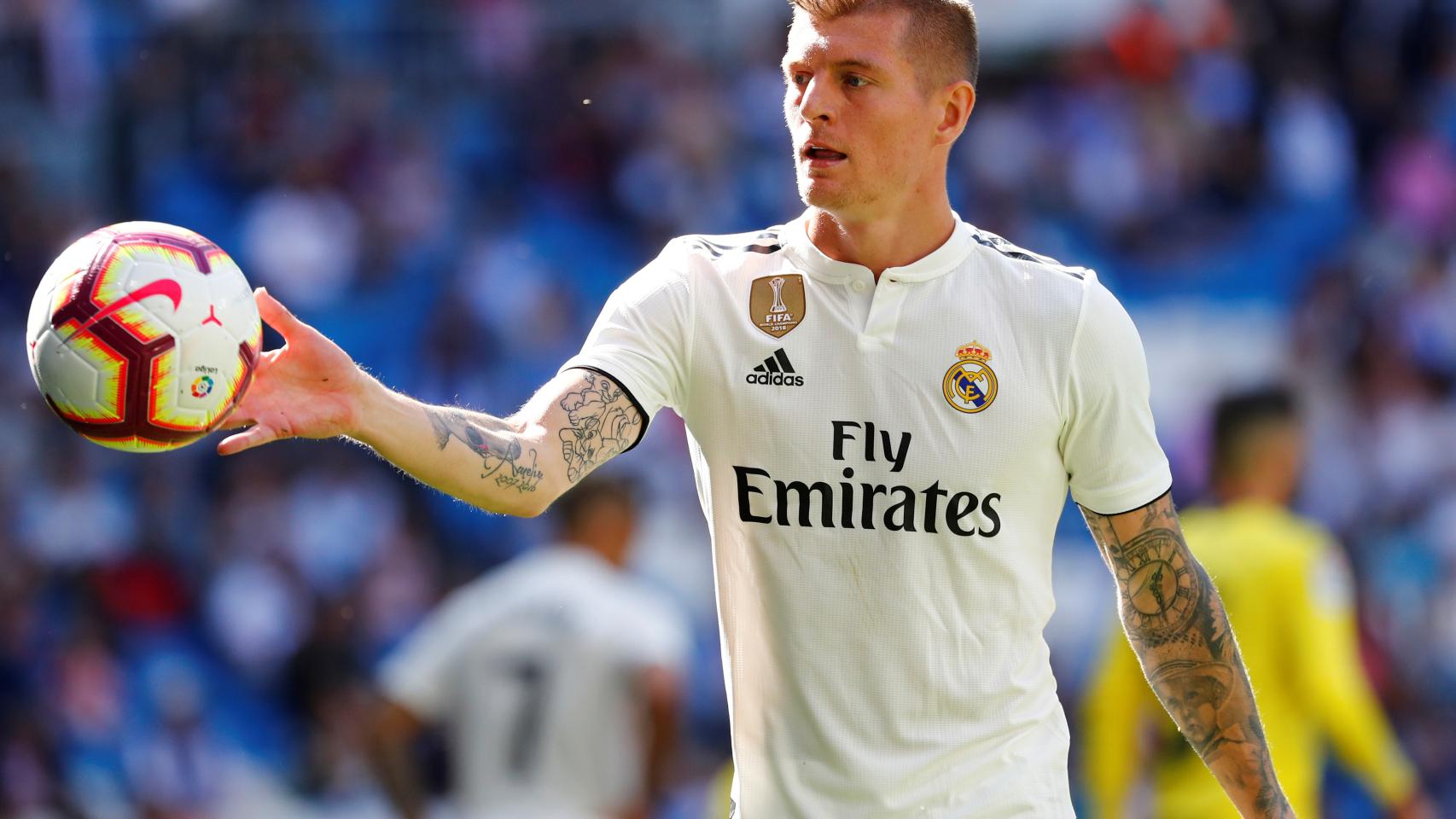 Toni Kroos controla el balón con la mano antes de sacar de banda