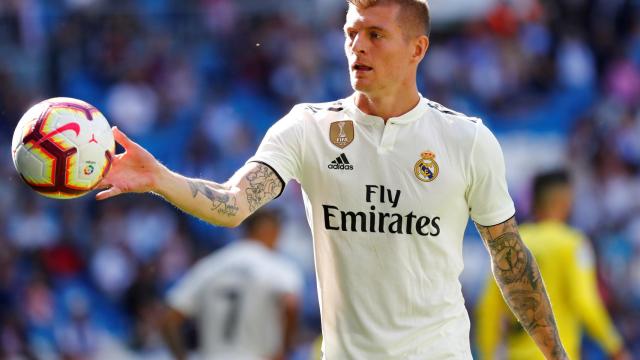 Toni Kroos controla el balón con la mano antes de sacar de banda