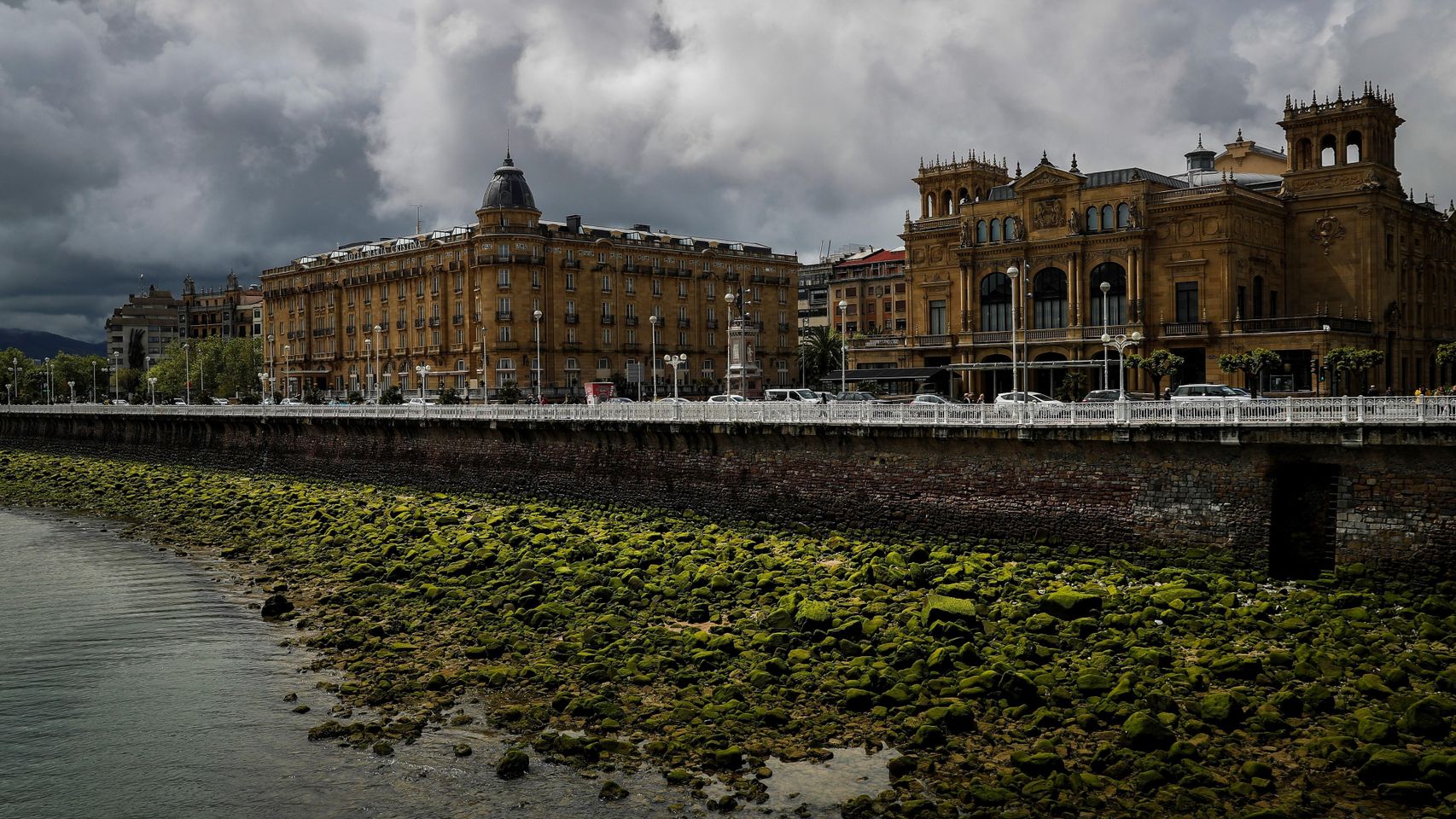 Vista de una nube de tormenta sobre el río Urumea este viernes a su paso por San Sebastián. Javier Etxezarreta/EFE