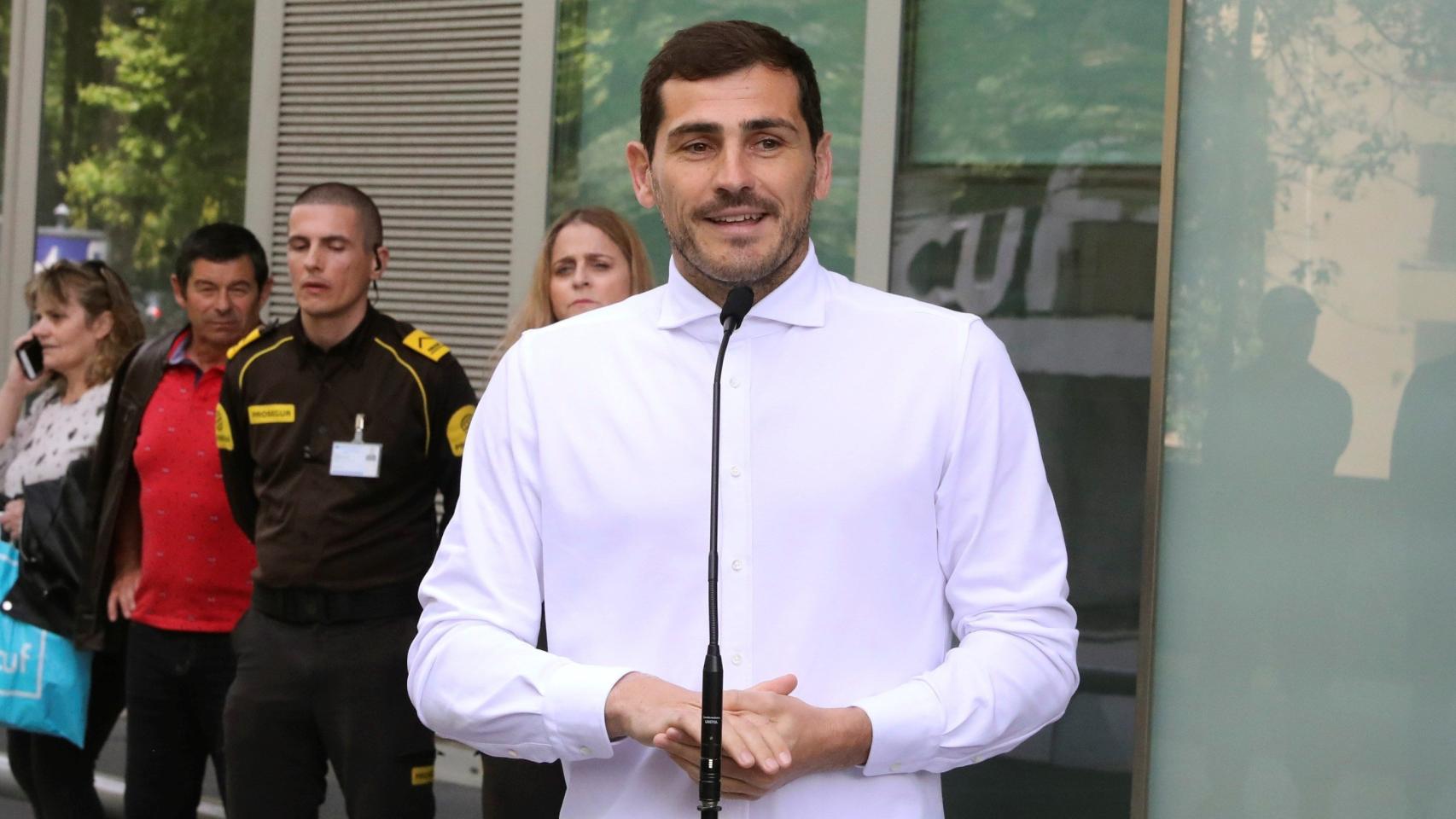 Iker Casillas a su salida del hospital