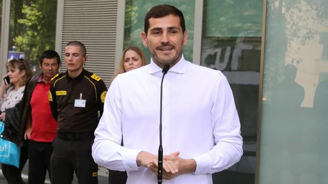 Iker Casillas a su salida del hospital