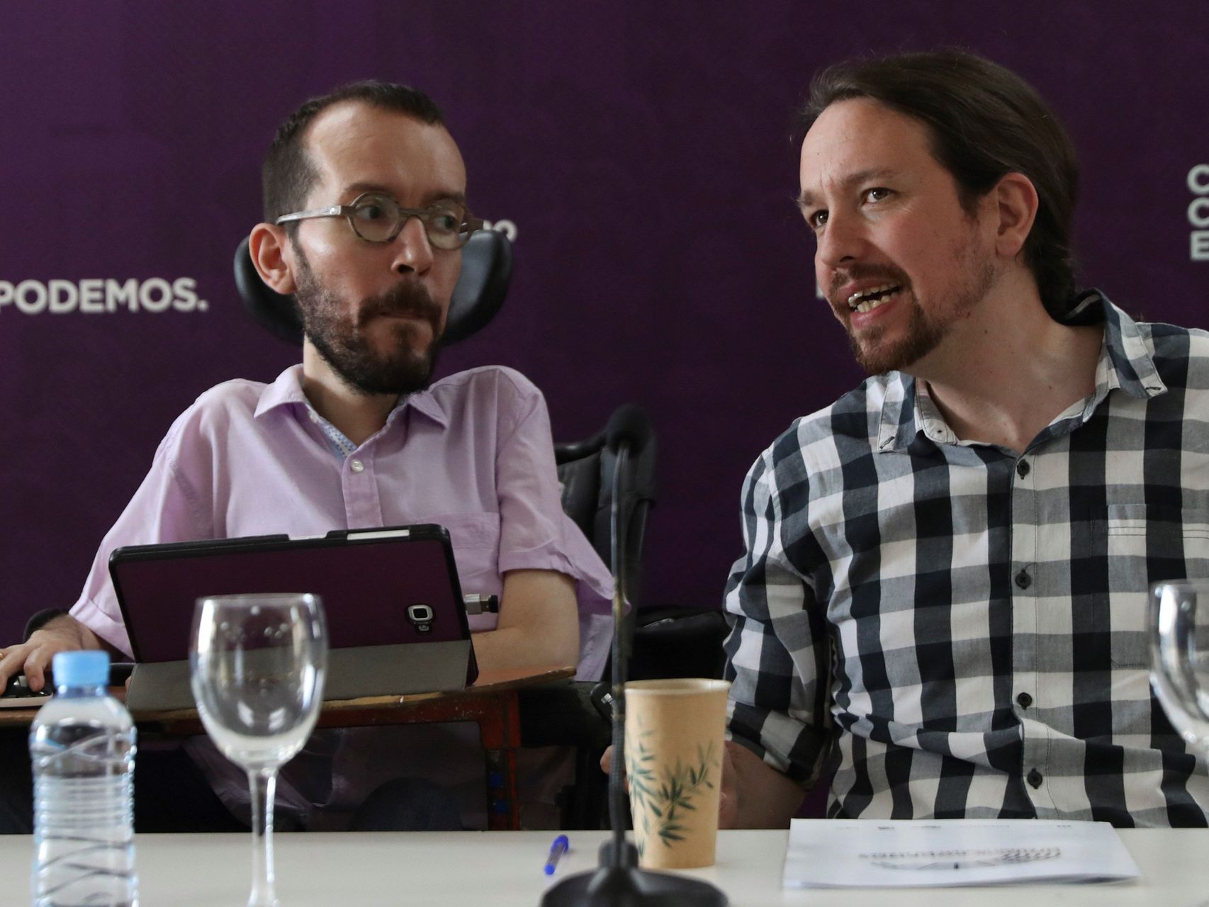 Pablo Echenique y Pablo Iglesias, líderes de Podemos, en el Consejo Ciudadano Estatal (CCE).