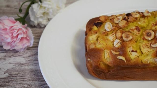 Bizcocho de manzana y avellanas sin azúcar, receta para desayunar y merendar