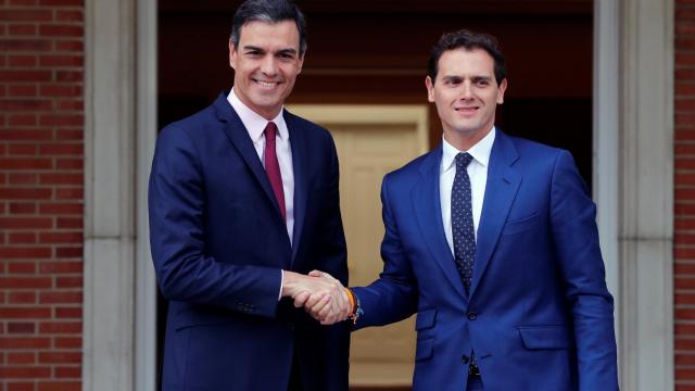 Rivera con Sánchez a la llegada a la Moncloa.
