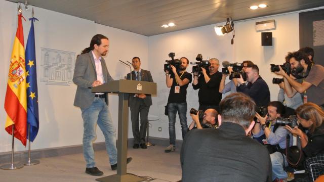 Pablo Iglesias, en la sala de prensa pequeña de Moncloa, tras su reunión con Pedro Sánchez.