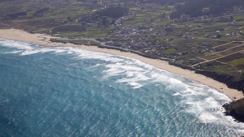 Viviendas junto a la costa en Razo (Carballo).