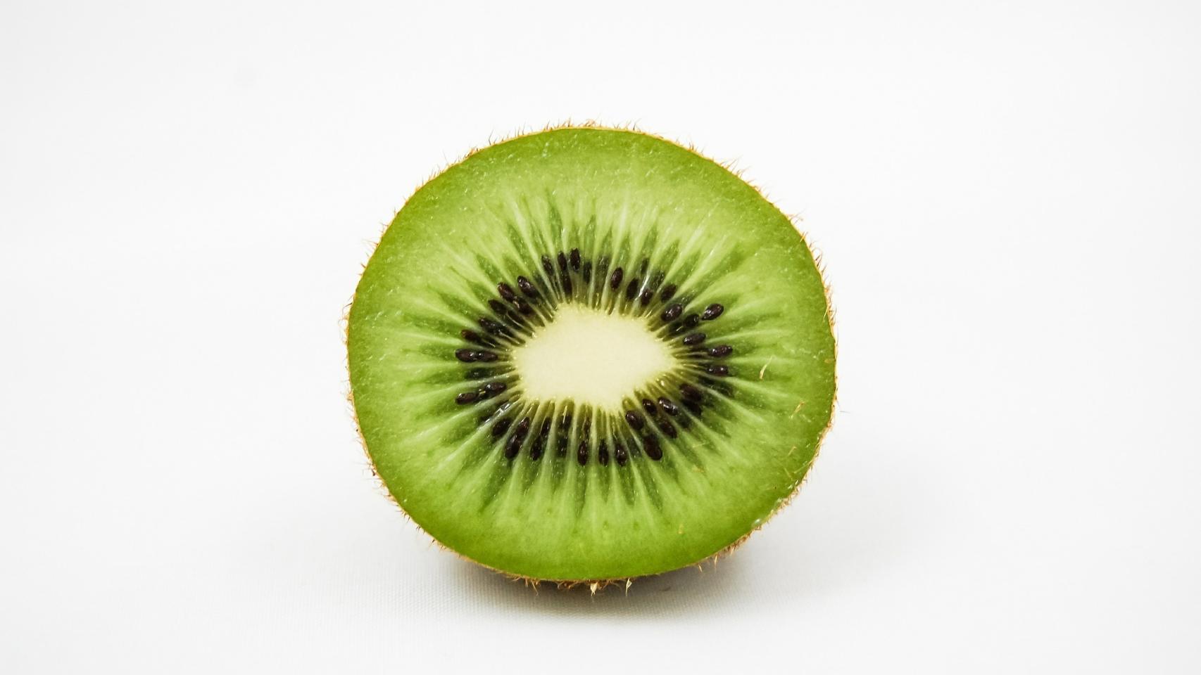 Un kiwi partido por la mitad.