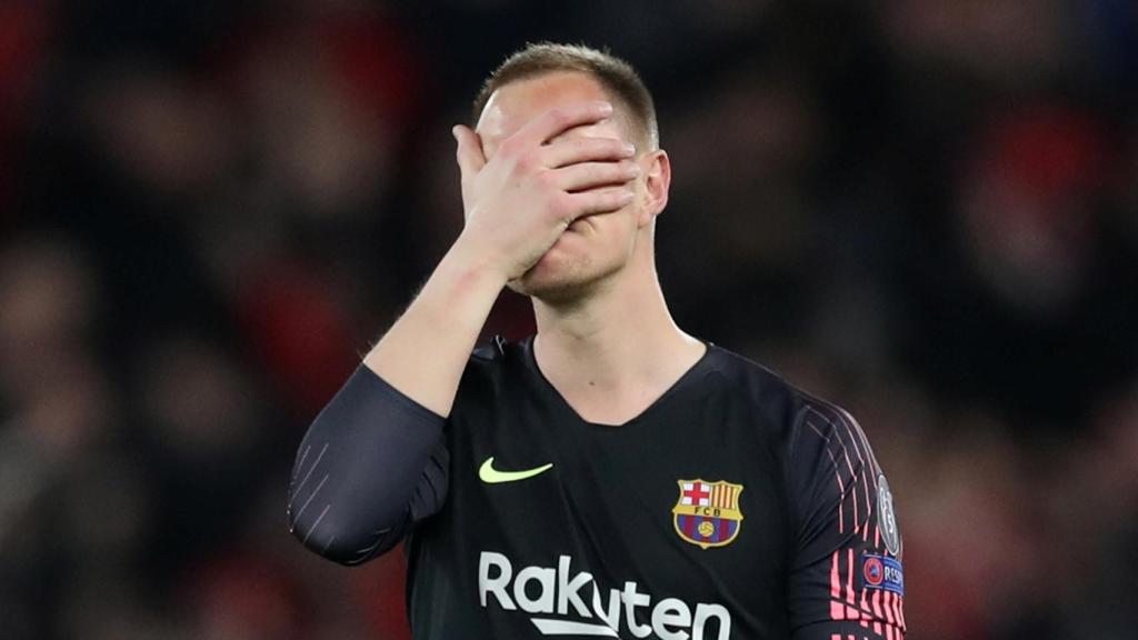 Marc-André ter Stegen se tapa la cara tras la goleada del Liverpool