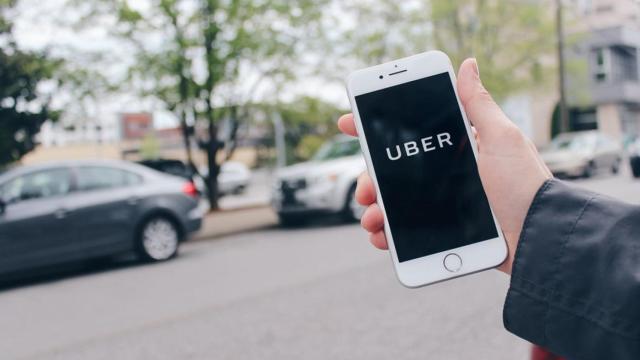 Un usuario usa la aplicación de Uber.