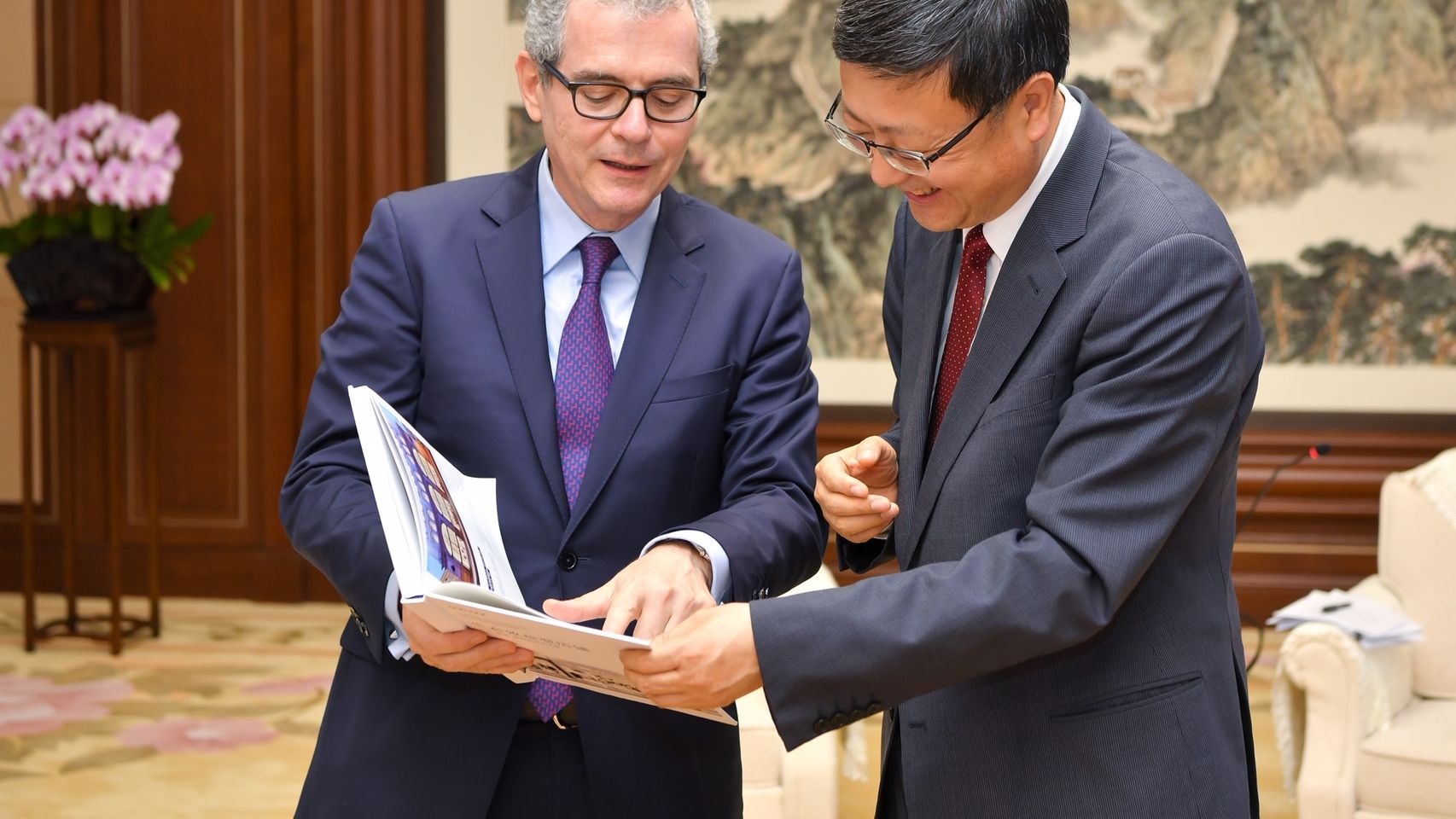 Pablo Isla, presidente de Inditex junto a Jining Chen, alcalde de Pekín.
