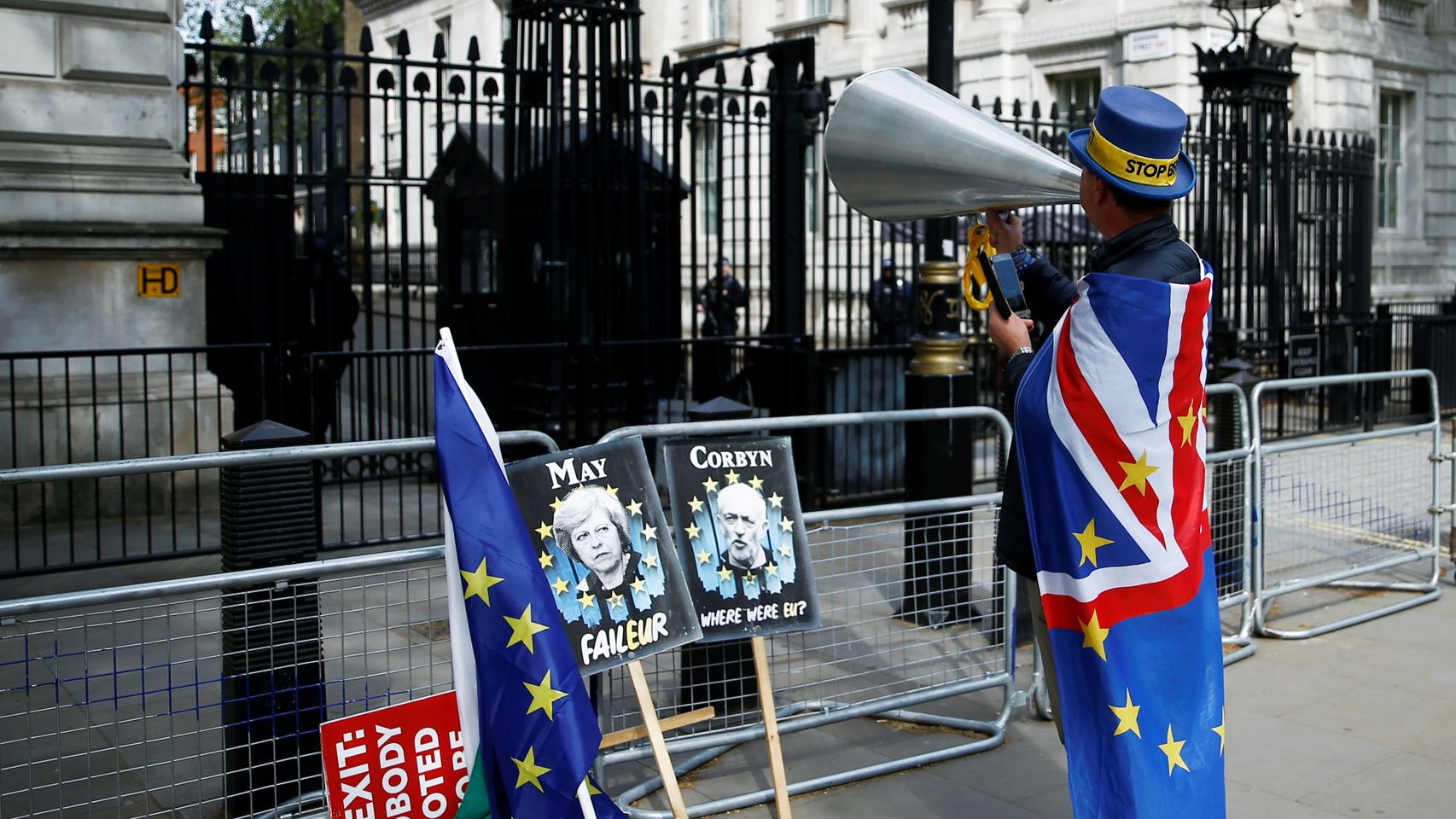Un manifestante anti 'brexit' delante de Downing Street.