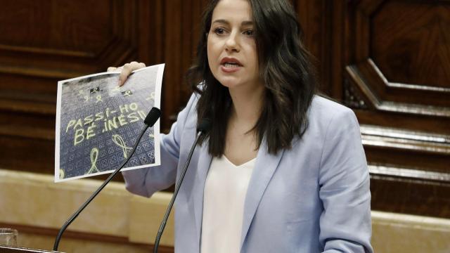 Arrimadas muestra un cártel con la pintada que ha encontrado este jueves frente a su casa.