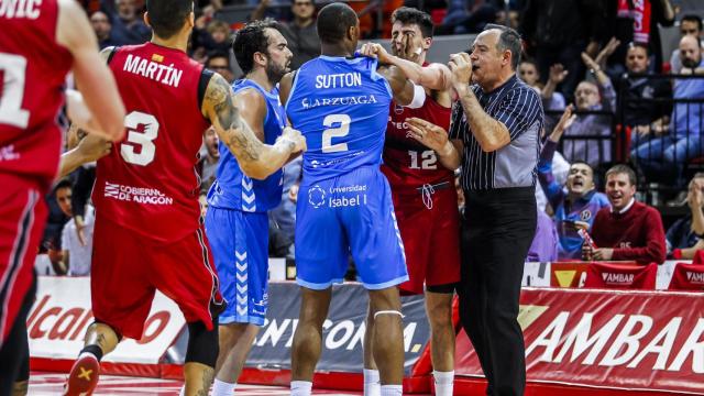 Sutton en el momento que intenta agredir a Alocén