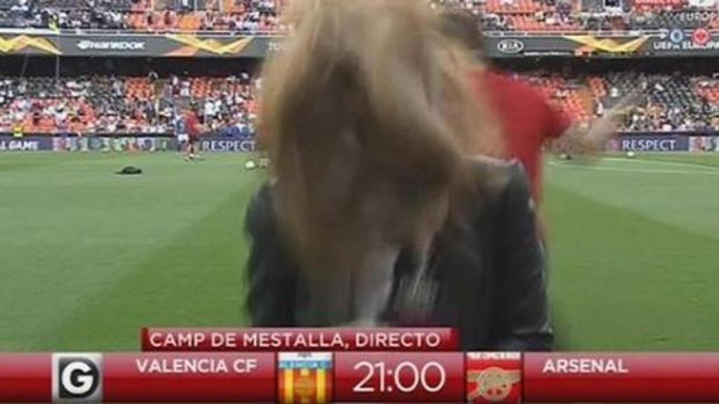 Una reportera de Gol TV recibe un balonazo en plena conexión