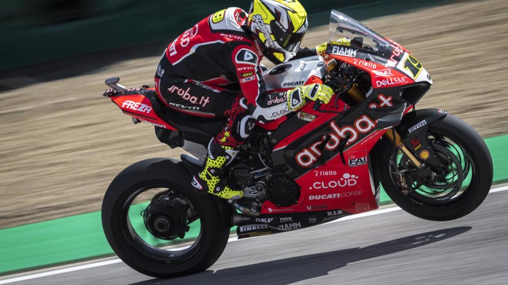 Álvaro Bautista, durante la primera jornada de entrenamientos en el circuito de Imola.