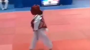 El tremendo baile de un niño que imita a McGregor
